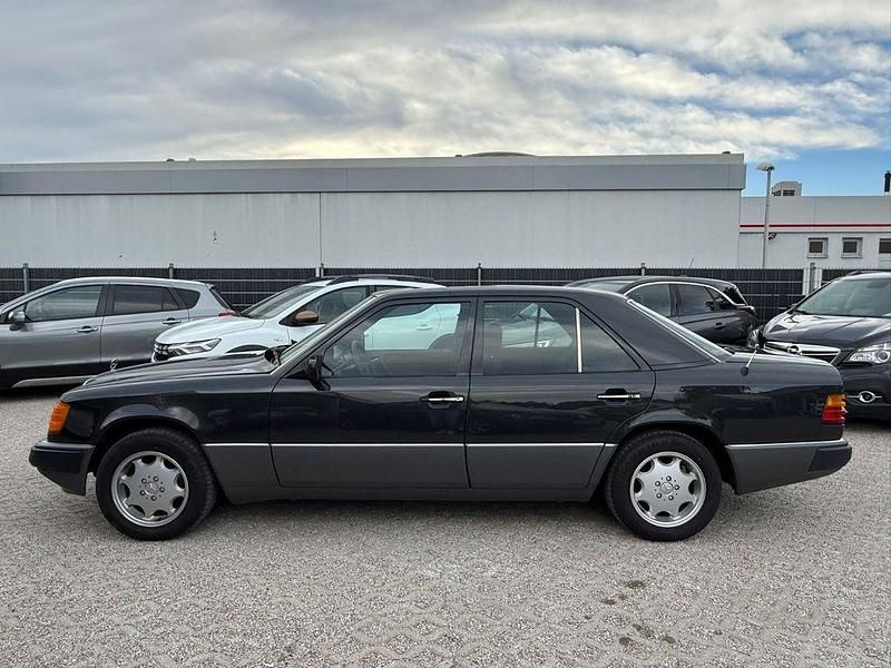 Gebraucht Mercedes E260 160 PS (117 kW) 1991 Schwarz Limousine