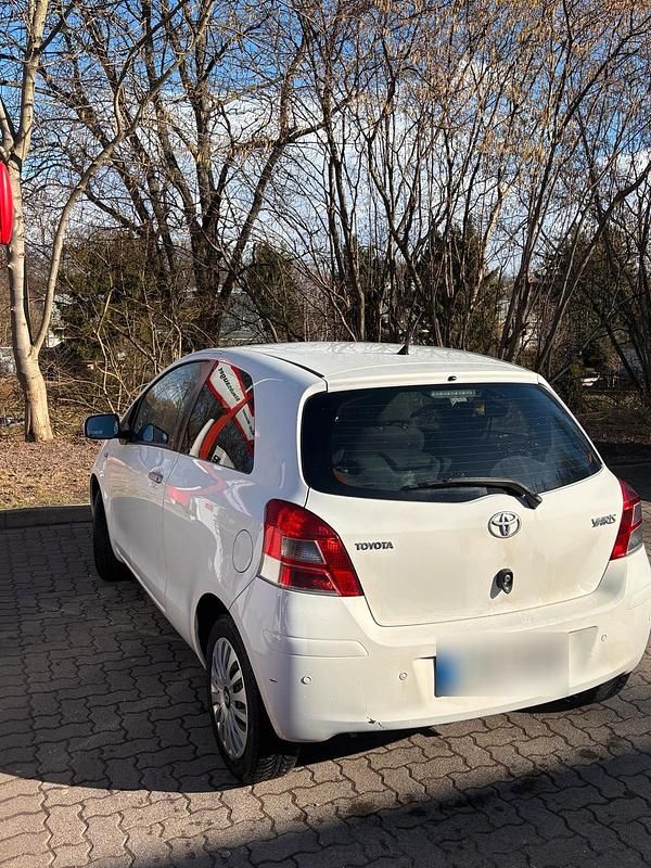 Gebraucht Toyota Yaris 69 PS (50 kW) 2010 Weiß Kleinwagen