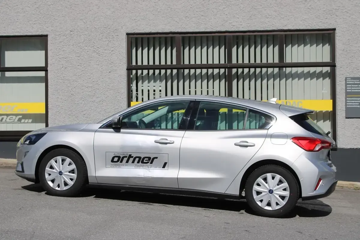 Käytetty Ford Focus Cool & Connect 101 HP (74 kW) 2020 Hopea Sedan