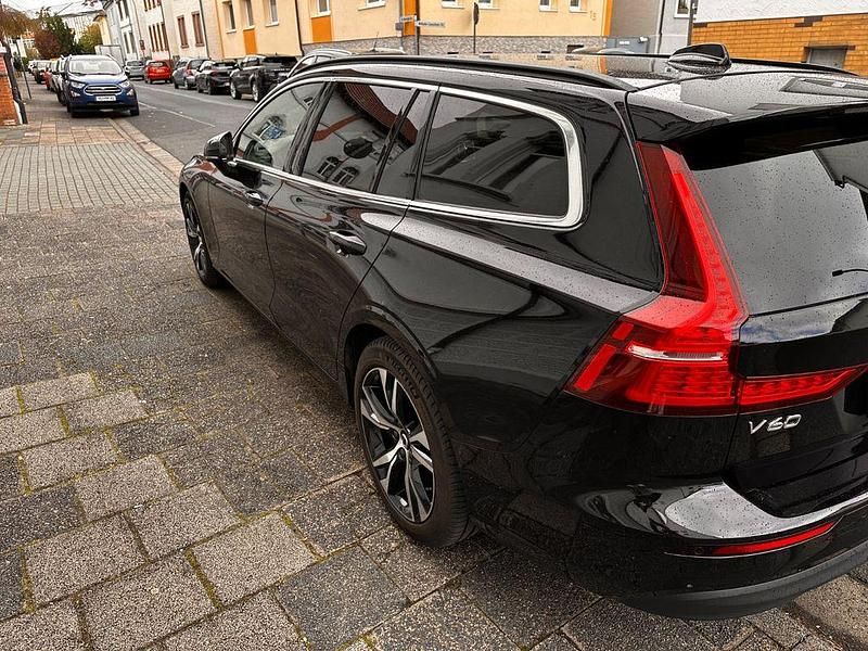 Gebraucht Volvo V60 Core 163 PS (119 kW) 2024 Schwarz Kombi