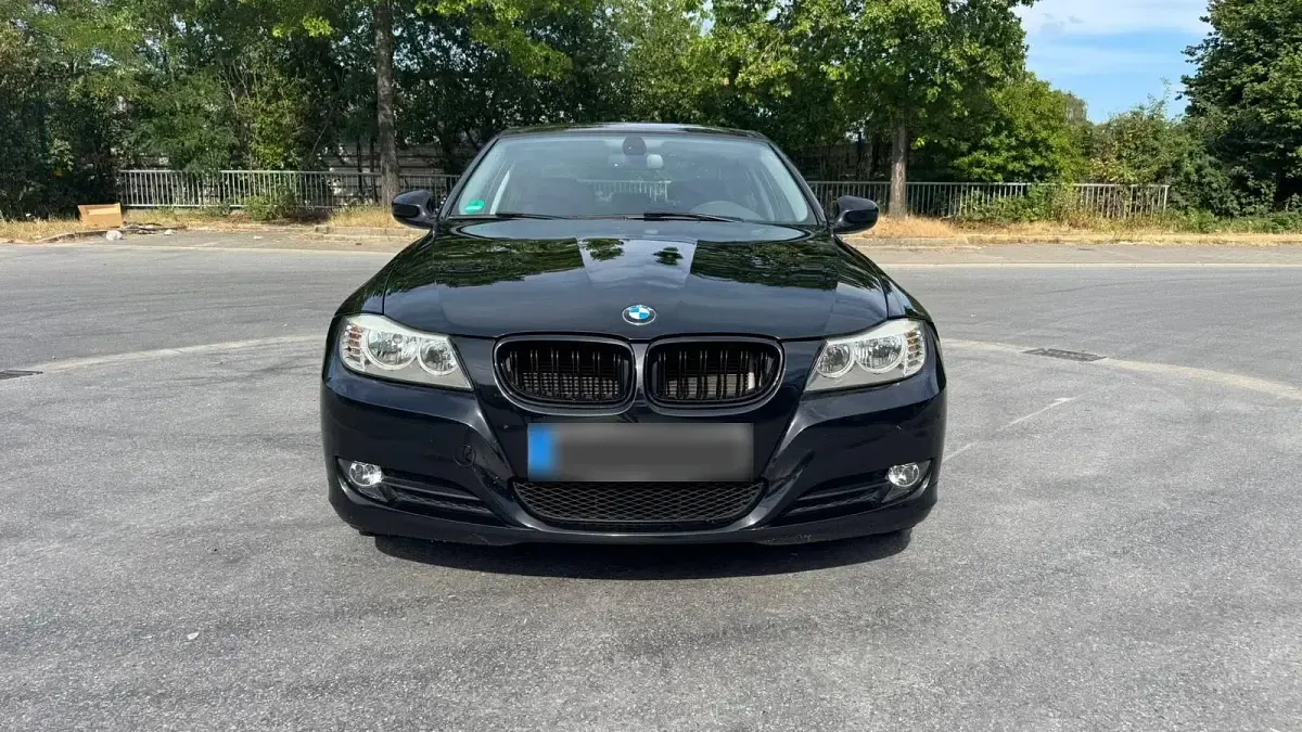 Gebraucht BMW 318 Basis 143 PS (105 kW) 2010 Schwarz Limousine