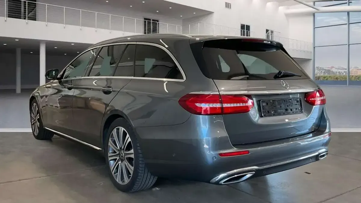Gebraucht Mercedes E220 194 PS (142 kW) 2017 Selenitgrau Kombi