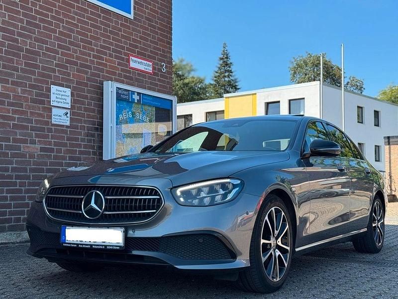 Grau Gebraucht 2020 Mercedes E220 Avantgarde Limousine | 32.290 € (Fairer Preis) - Bild 1/4