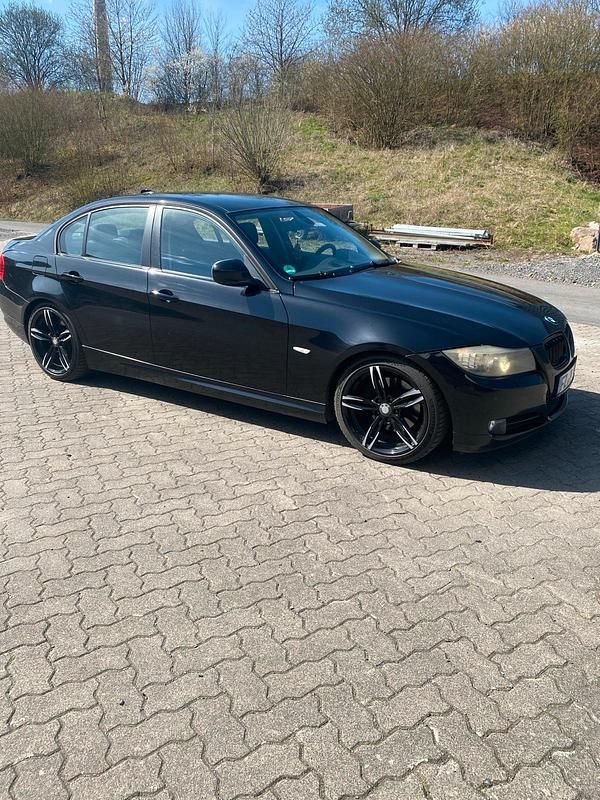 Gebraucht BMW 320 177 PS (130 kW) 2009 Schwarz Limousine