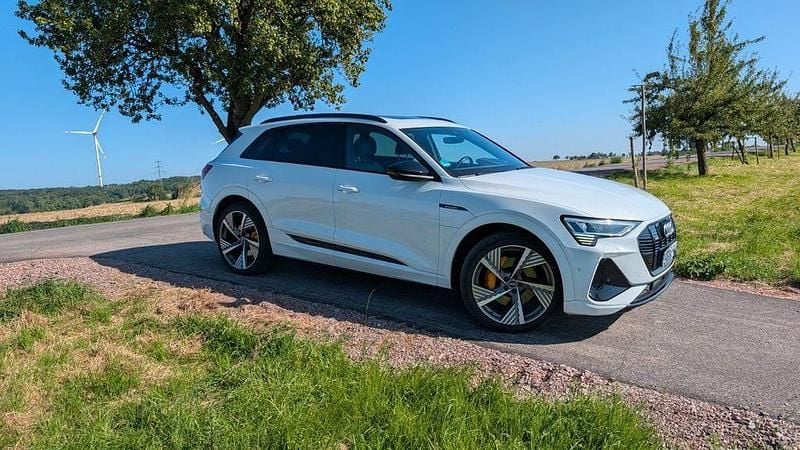 Weiß Gebraucht 2021 Audi e-tron S-Line SUV | 34.999 € (Guter Preis) - Bild 1/4