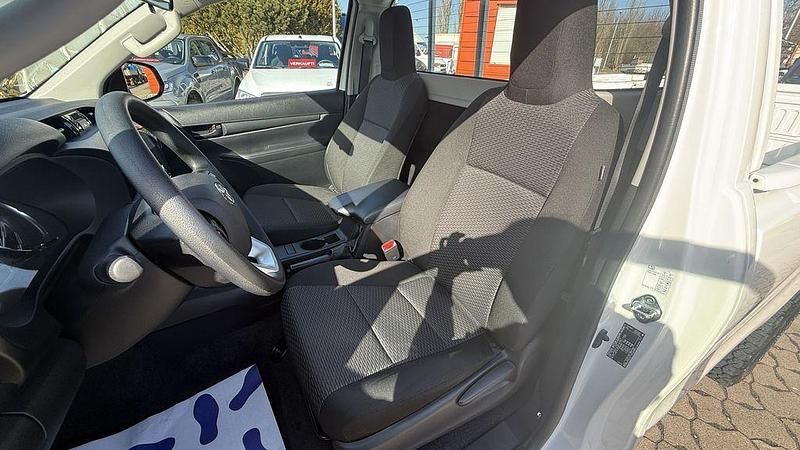 Gebraucht Toyota HiLux 150 PS (110 kW) 2023 Weiß Abholung