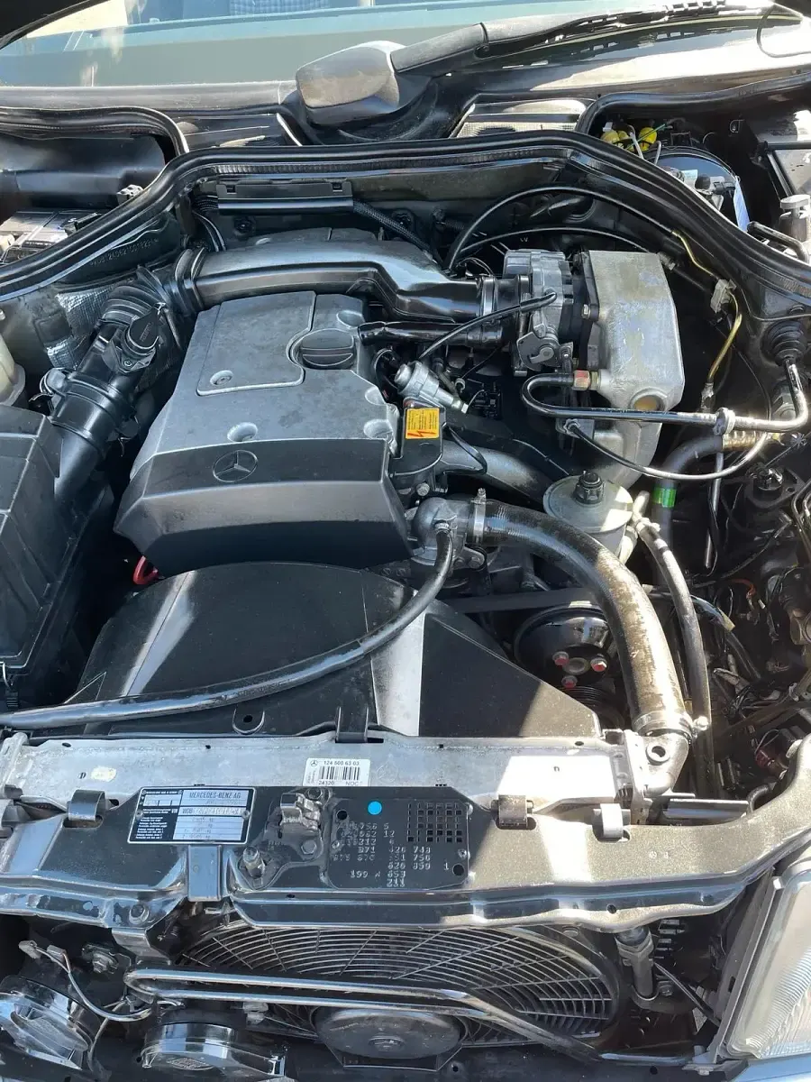 Używany Mercedes E220 150 KM (110 kW) 1993 Czarny Kabriolet