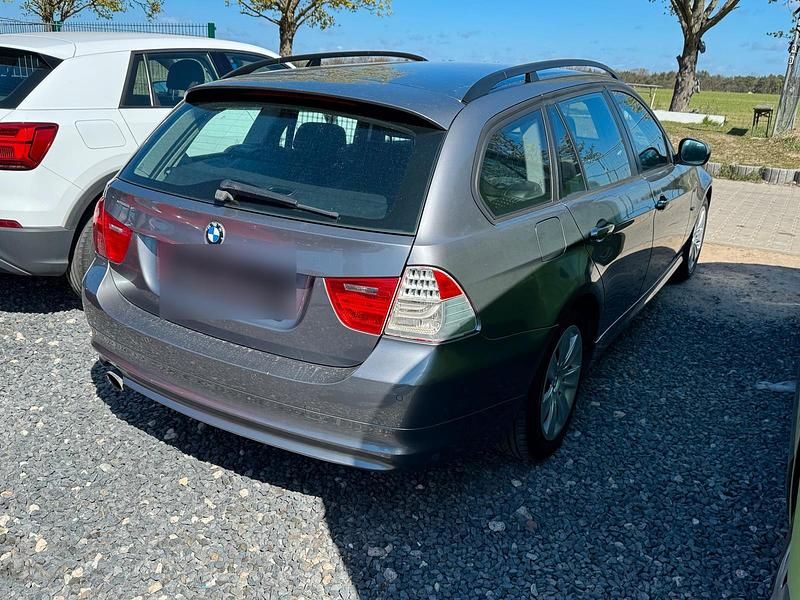 Gebraucht BMW 318 143 PS (105 kW) 2009 Grau Kombi