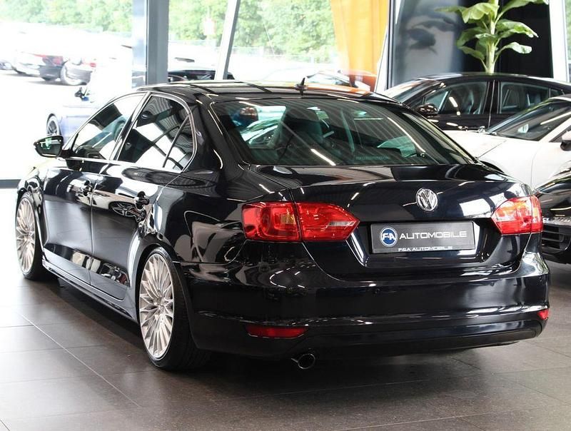 Używany VW Jetta Highline 105 KM (77 kW) 2011 Czarny Sedan/Limuzyna