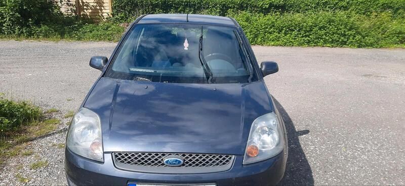 Grau Gebraucht 2007 Ford Fiesta Ambiente Kleinwagen | 1.200 € (Guter Preis) - Bild 1/4