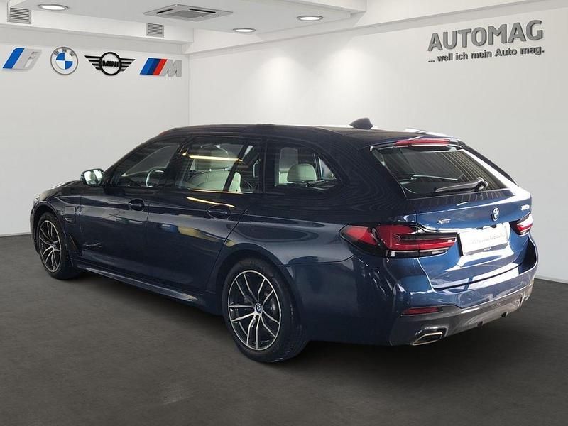 Gebraucht BMW 530e M Sport 292 PS (214 kW) 2023 Phytonicblau Kombi