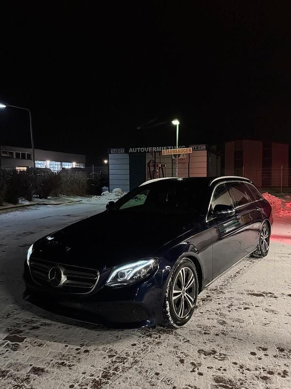 Gebraucht Mercedes E220 Avantgarde 194 PS (142 kW) 2017 Blau Kombi