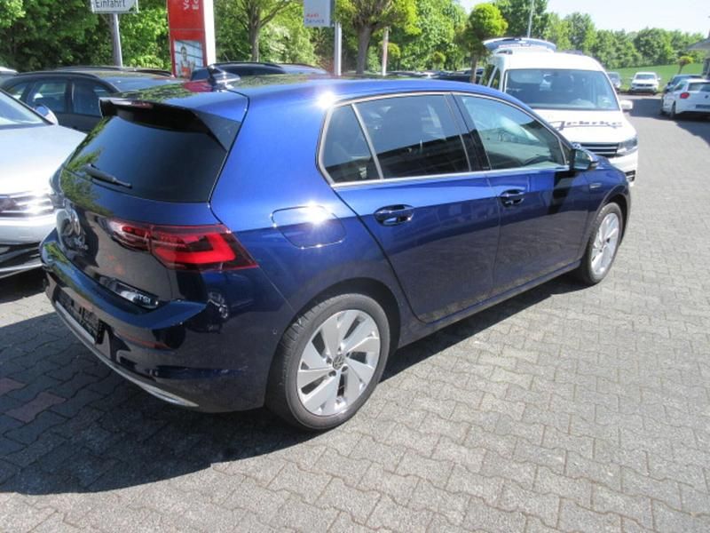 Gebraucht VW Golf VII Style 150 PS (110 kW) 2021 Blau Kleinwagen