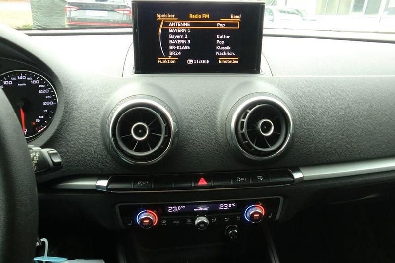 Gebraucht Audi A3 Attraction 110 PS (80 kW) 2014 Weiß Limousine