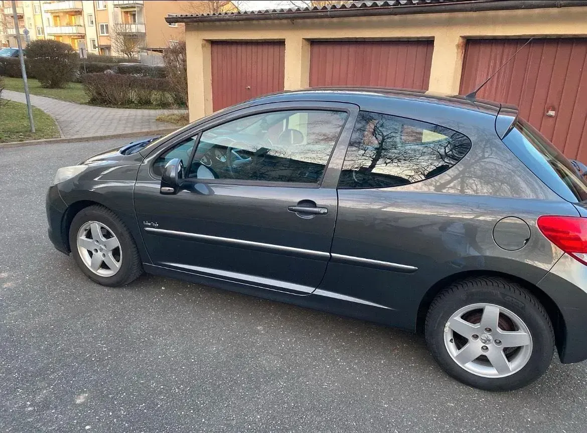 Gebraucht Peugeot 207 73 PS (53 kW) 2011 Grau Limousine