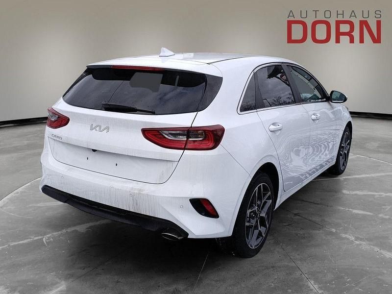 Neu Kia Ceed Style 140 PS (102 kW) 2025 Weiß Kleinwagen
