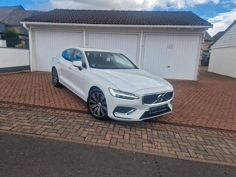 Weiß Gebraucht 2021 Volvo S60 Inscription Limousine | 22.900 € - Bild 1/4
