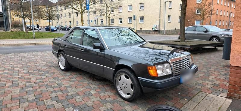 Gebraucht Mercedes E200 118 PS (86 kW) 1993 Schwarz Limousine