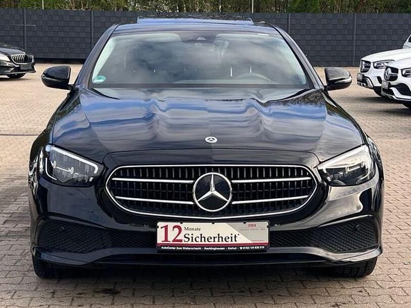Gebraucht Mercedes E300 Night 194 PS (142 kW) 2022 Schwarz/baltic black Limousine
