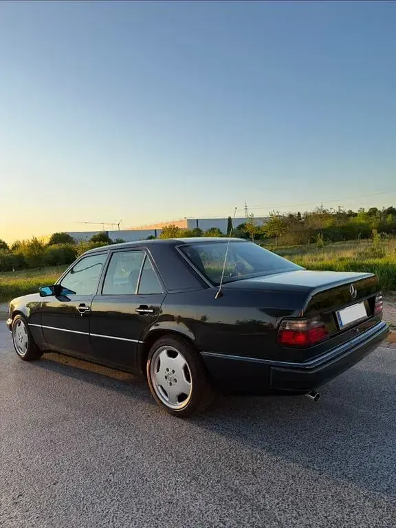 Gebraucht Mercedes E200 118 PS (86 kW) 1990 Schwarz Limousine