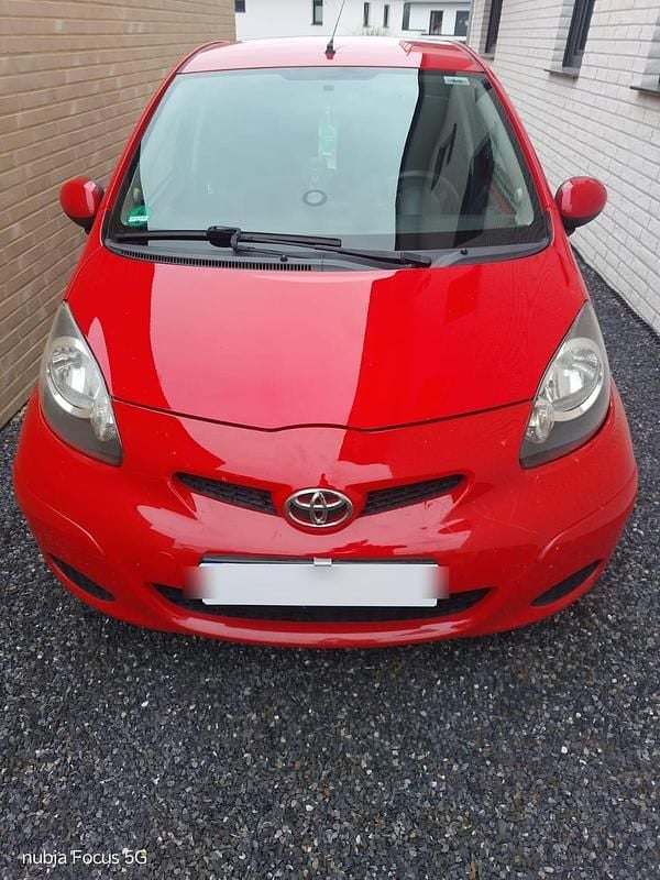 Rot Gebraucht 2011 Toyota Aygo Kleinwagen | 3.400 € (Teuer) - Bild 1/4