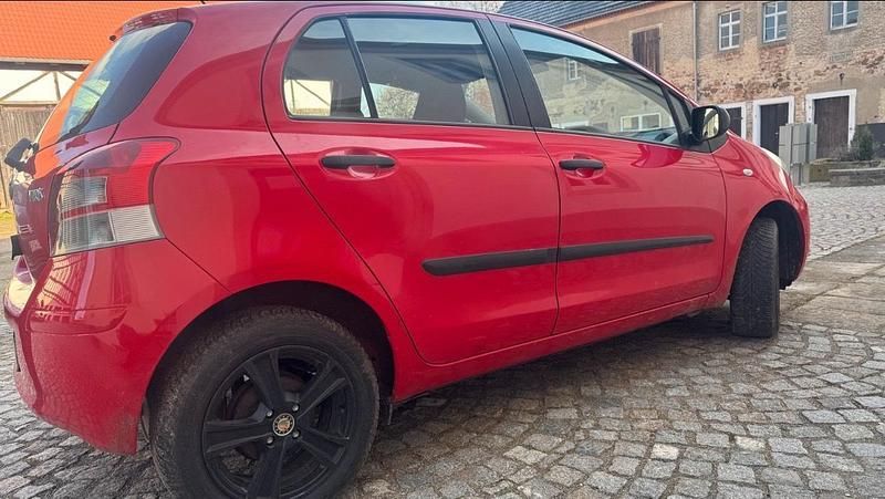 Rot Gebraucht 2010 Toyota Yaris Kleinwagen | 3.290 € (Guter Preis) - Bild 1/4