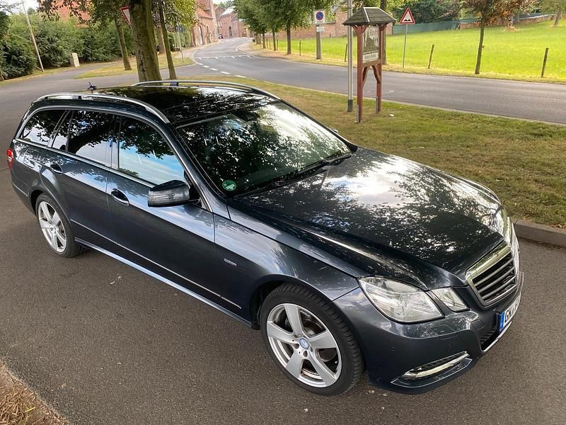 Grau Gebraucht 2011 Mercedes E350 Kombi | 13.800 € (Etwas zu teuer) - Bild 1/4