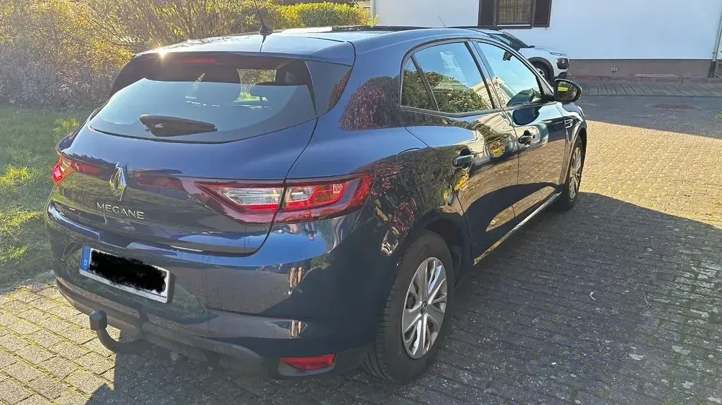 Używany Renault Mégane Intens 101 KM (74 kW) 2017 Niebieski Sedan/Limuzyna