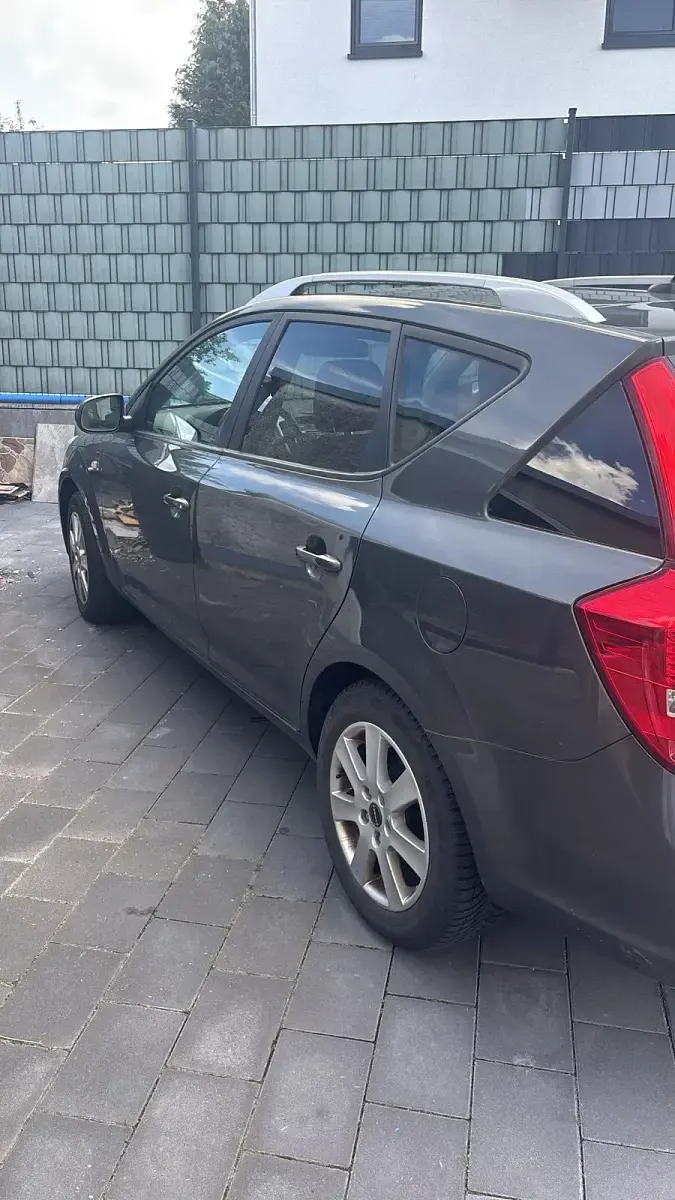 Usado Kia Ceed 90 CV (66 kW) 2011 Gris Utilitario