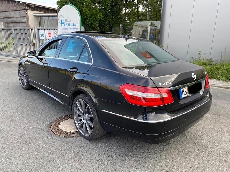 Gebraucht Mercedes E220 Elegance 170 PS (125 kW) 2010 Schwarz Limousine