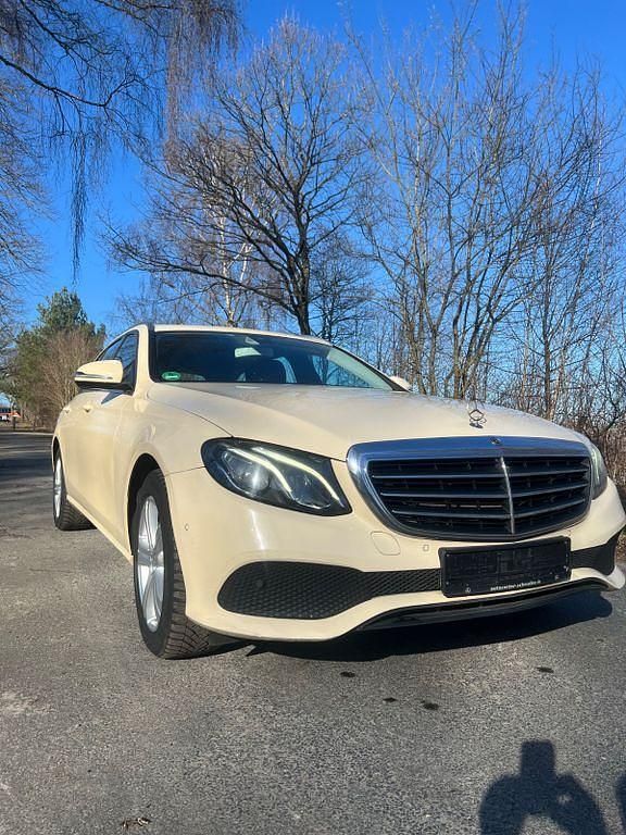 Gebraucht Mercedes E220 194 PS (142 kW) 2017 Beige Limousine