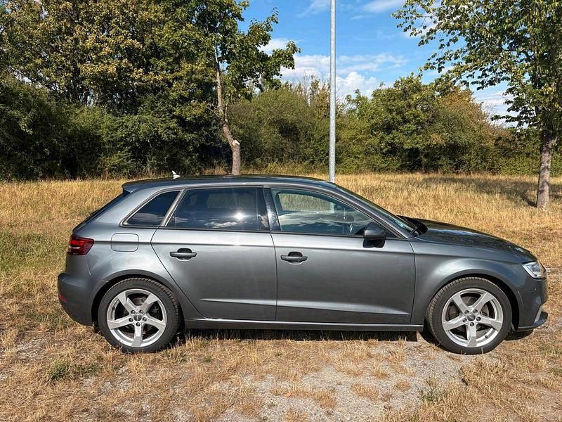 Gebraucht Audi A3 Comfort 116 PS (85 kW) 2018 Grau Limousine