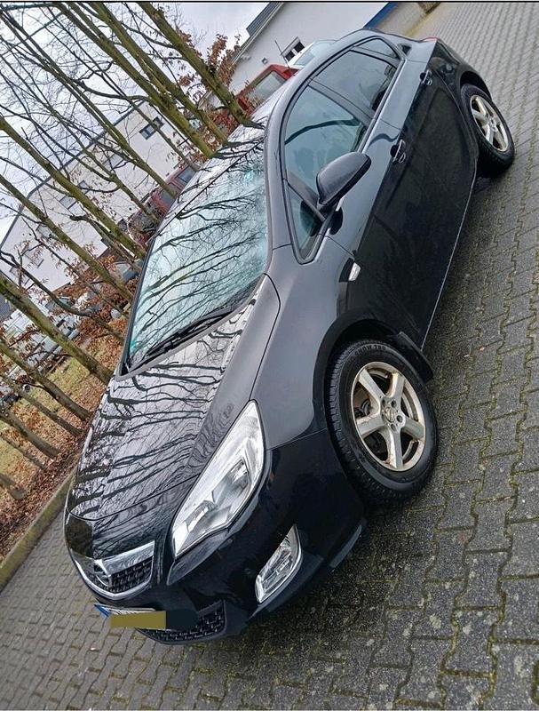 Gebraucht Opel Astra 116 PS (85 kW) 2011 Schwarz Kleinwagen