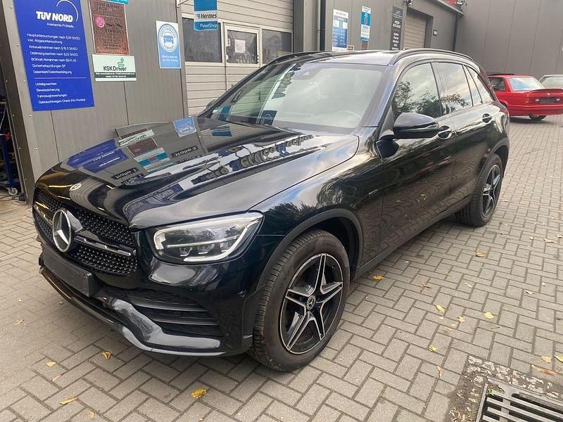 Schwarz Gebraucht 2021 Mercedes GLC300e AMG line SUV | 28.700 € (Fairer Preis) - Bild 1/4