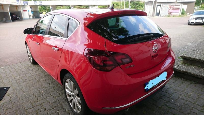 Gebraucht Opel Astra 140 PS (102 kW) 2012 Rot Limousine