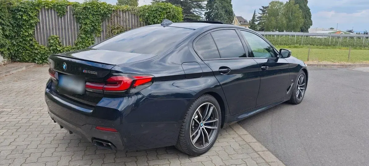 Używany BMW M550 Performance 530 KM (389 kW) 2023 Niebieski Sedan/Limuzyna