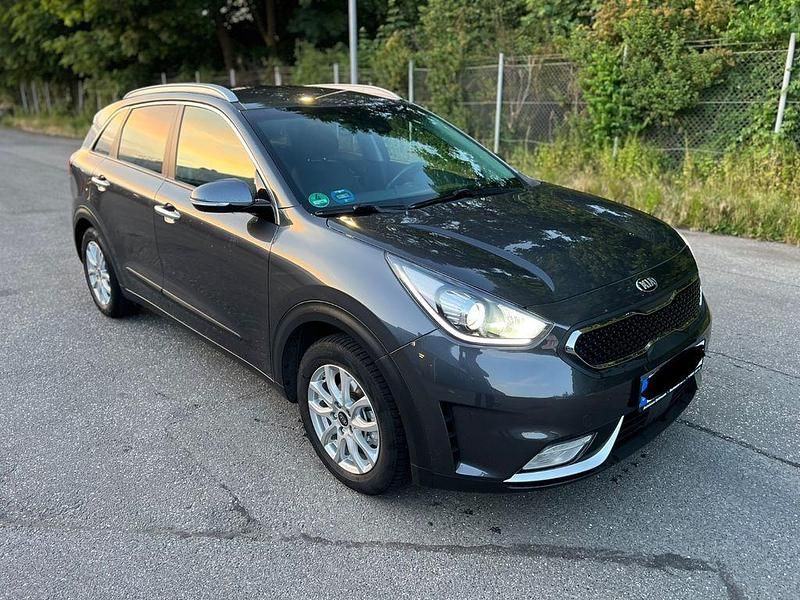 Grau Gebraucht 2018 Kia Niro 2 SUV | 15.290 € (Guter Preis) - Bild 1/4