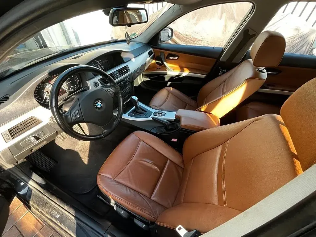 Gebraucht BMW 318 143 PS (105 kW) 2011 Schwarz Kombi