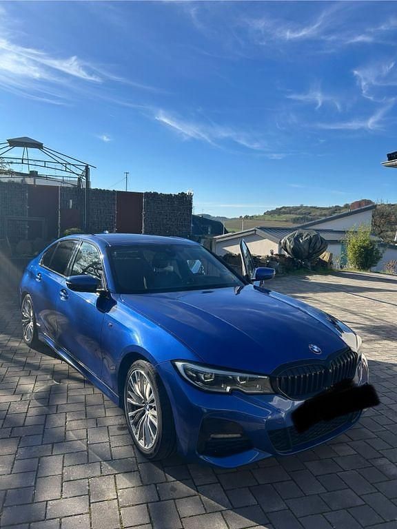 Blau Gebraucht 2019 BMW 320 M Sport Limousine | 17.500 € (Guter Preis) - Bild 1/4