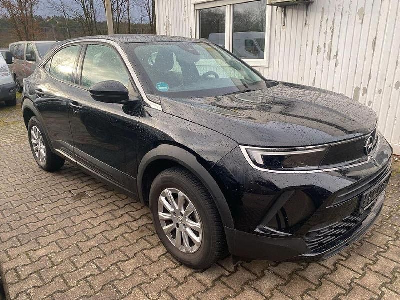 Gebraucht Opel Mokka Enjoy 101 PS (74 kW) 2024 Lackierung schwarz perla nera/ SUV