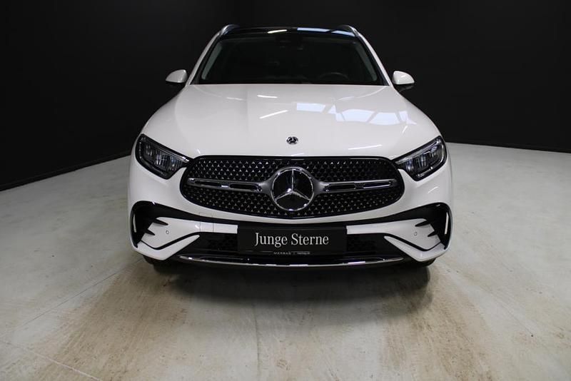 Gebraucht Mercedes GLC300e AMG 197 PS (144 kW) 2024 Manufaktur opalithweiß bright SUV