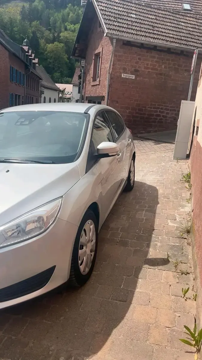 Gebraucht Ford Focus Trend 101 PS (74 kW) 2015 Andere farben Kleinwagen