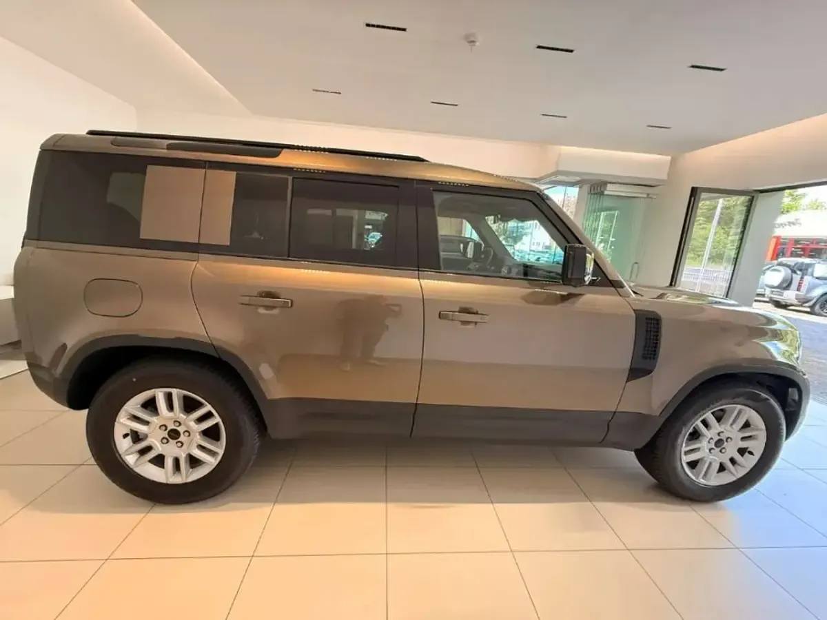 Neu Land Rover Defender Black Edition 249 PS (183 kW) 2025 Gondwana stone SUV