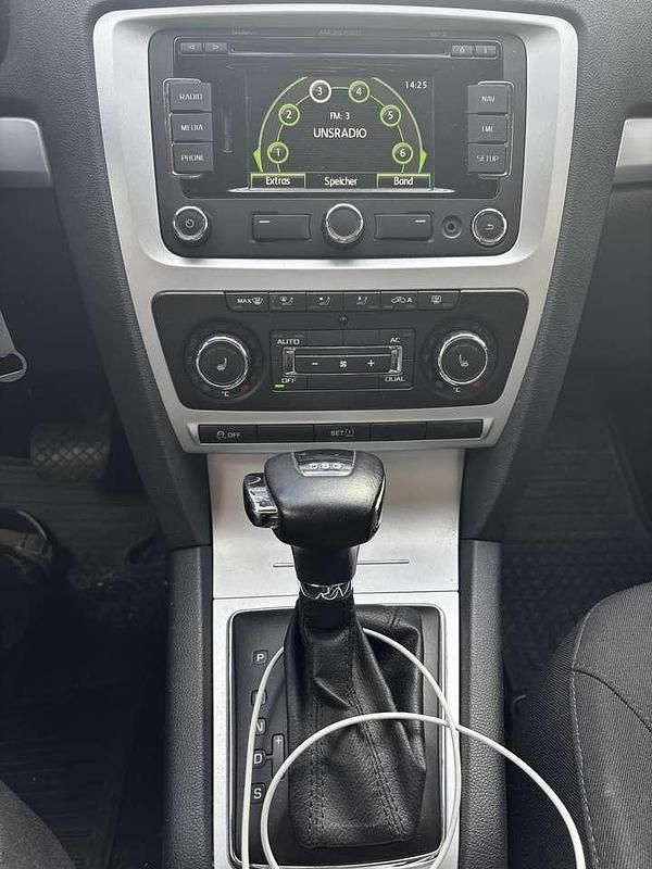 Grau Gebraucht 2010 Skoda Octavia Impuls Edition Kombi | 4.150 € (Superpreis) - Bild 1/4