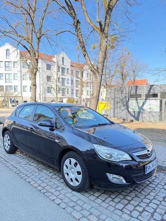 Gebraucht Opel Astra 116 PS (85 kW) 2011 Schwarz Kleinwagen