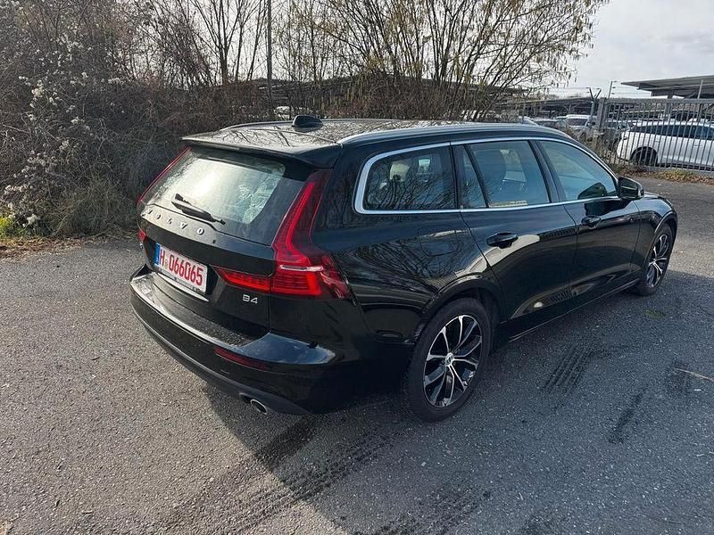 Gebraucht Volvo V60 Momentum 197 PS (144 kW) 2021 Schwarz Kombi