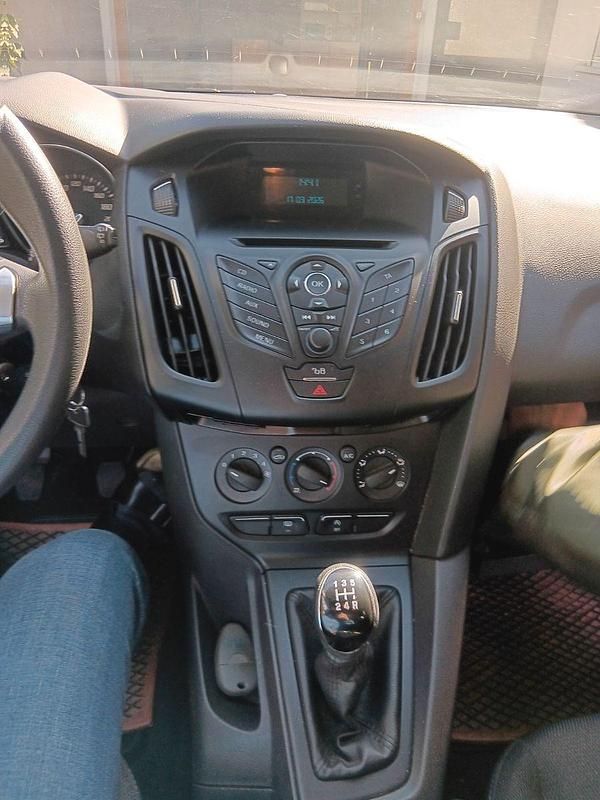 Gebraucht Ford Focus Ambiente 101 PS (74 kW) 2014 Blau Kombi