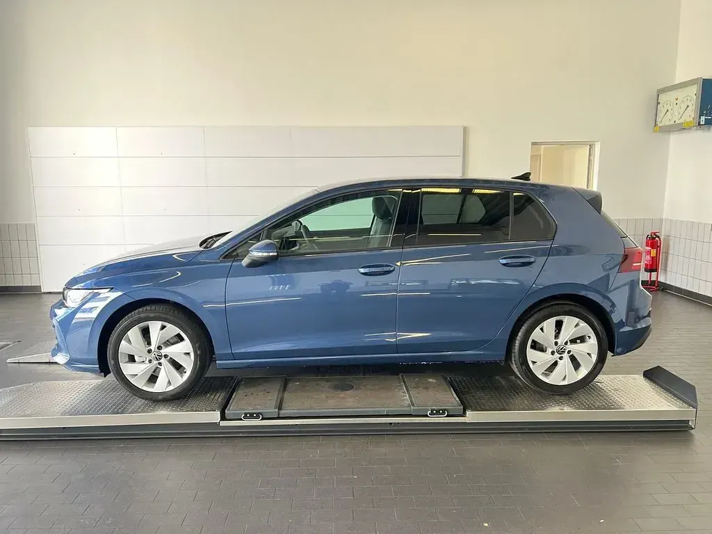 Neu VW Golf VIII Life 116 PS (85 kW) 2026 Anemone blue metallic Limousine