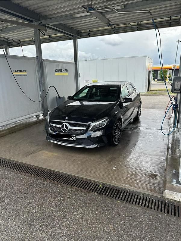Schwarz Gebraucht 2016 Mercedes A200 Limousine | 16.400 € (Guter Preis) - Bild 1/4