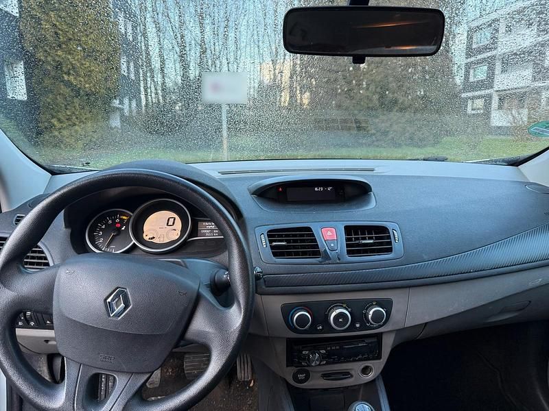 Gebraucht Renault Mégane 110 PS (80 kW) 2011 Weiß Limousine